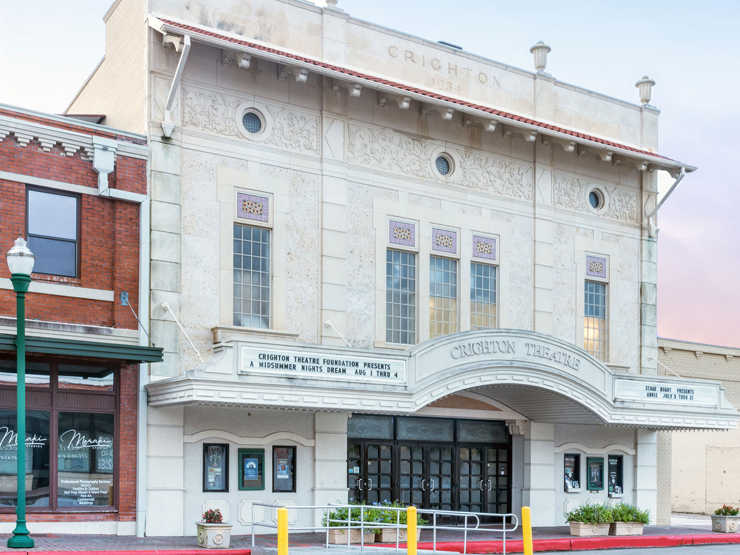 The Woodlands Hills Offers Great Access to the Live Music and Arts